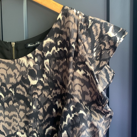 Black/Grey Patterned Flutter Sleeveless Dress with Exposed Zipper & Belt-Size 10 - Picture 10 of 11